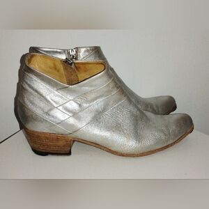 SPLENDID SILVER LEATHER BOOTIES